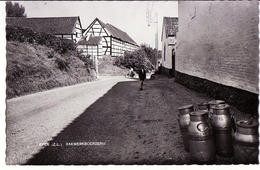 Epen (Z.L.) Vakwerkboerderij met melkbussen 1968., Ophalen, 1960 tot 1980, Ongelopen, Limburg