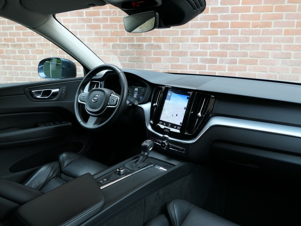 Volvo XC60 T5 AUT Momentum / Sport Leer / Blis / Apple CarPl, Auto's, Dealer onderhouden, Gebruikt, Euro 6, 4 cilinders