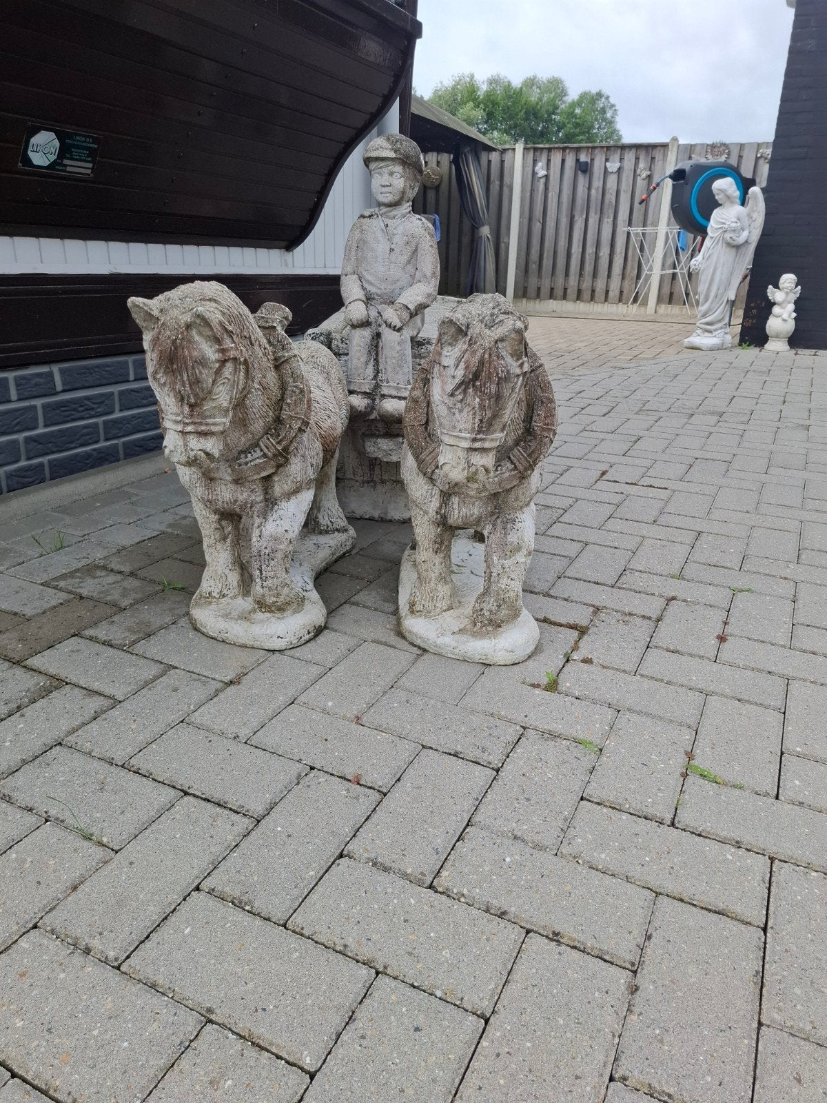 Groot stenen beeld: mannetje met paarden en kar, Tuin en Terras, Ophalen