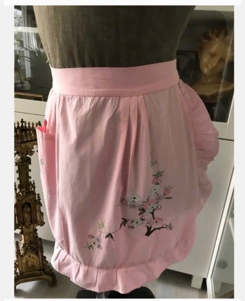 Vintage roze schortje vol borduursels, Antiek en Kunst, Ophalen of Verzenden