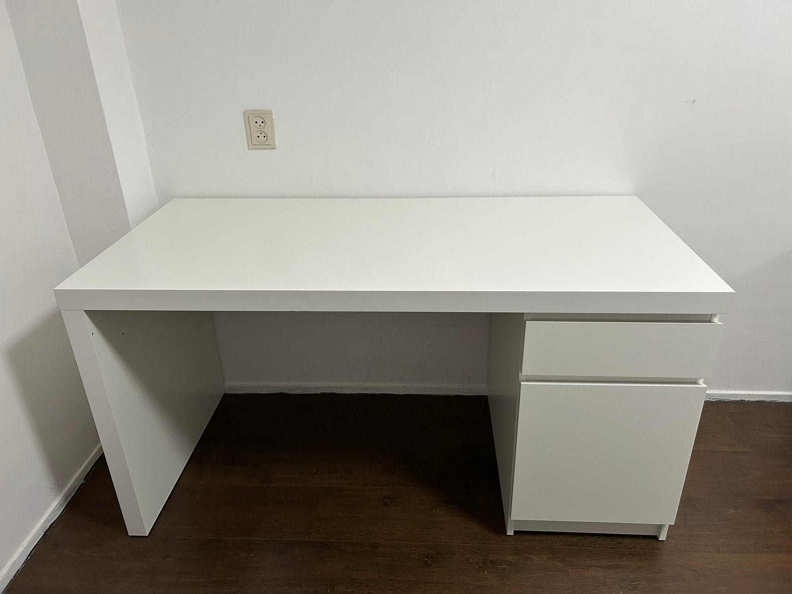MALM Wit Bureau IKEA Nieuw, Huis en Inrichting, Bureaus, Ophalen, Spaanplaat of MDF, Zo goed als nieuw, IKEA