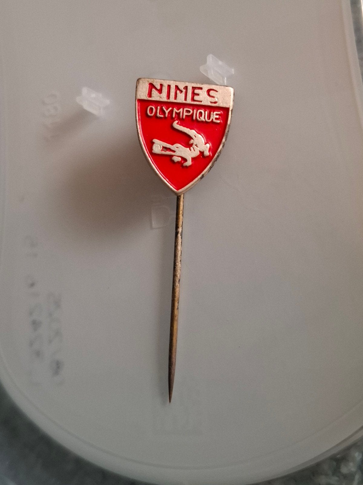 Speldje Nimes Olympique, Ophalen of Verzenden, Zo goed als nieuw, Sport, Speldje of Pin