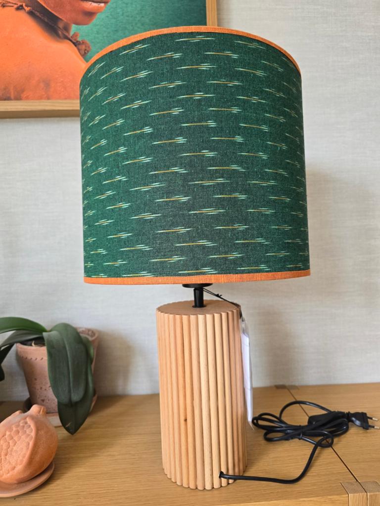 Tafellamp met houten voet en groene kap (30cm), Ophalen of Verzenden