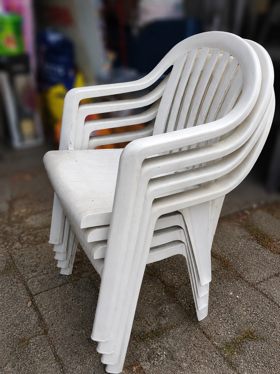 4 witte stapelbare tuinstoelen van kunststof, Ophalen, Gebruikt, Kunststof, Stapelbaar
