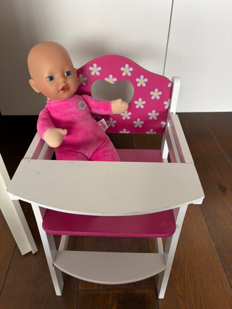 Baby Born pop met roze kinderstoel, Kinderen en Baby's, Speelgoed | Poppen, Ophalen of Verzenden, Zo goed als nieuw, Babypop