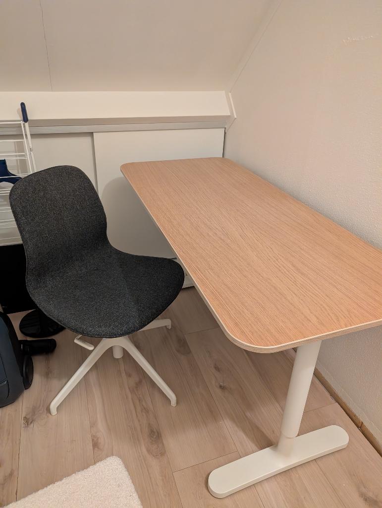 Mooie bureau tafel eikenkleur, Huis en Inrichting, Bureaus, Ophalen, Metaal, Zo goed als nieuw, IKEA