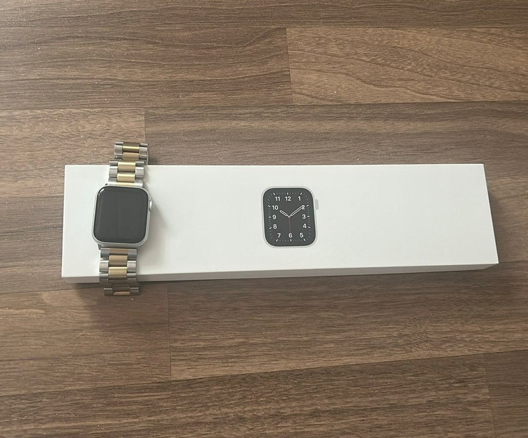 Apple Watch SE met extra bandjes, Sieraden, Tassen en Uiterlijk, Horloges | Dames, Kunststof, Gebruikt, Polshorloge, Ophalen