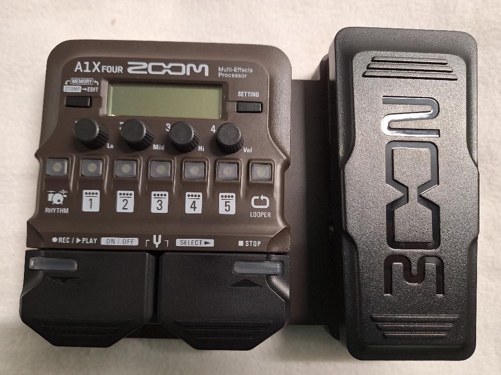 Zoom A1 four pedaal, Muziek en Instrumenten, Instrumenten | Toebehoren, Zo goed als nieuw, Elektrische gitaar, Ophalen of Verzenden