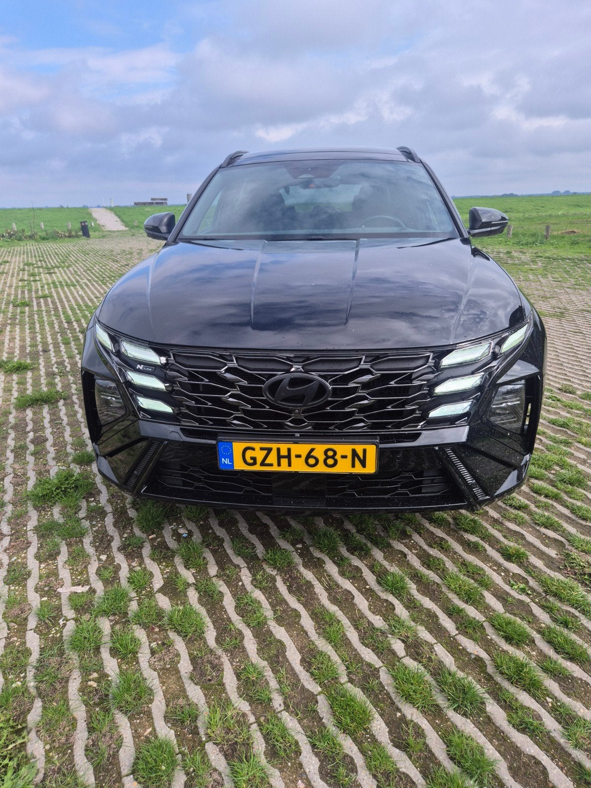 Hyundai Tucson 1.6 T-gdi HEV 215pk 2WD Aut 2025 Zwart, Auto's, Zwart, 1360 kg, Leder en Stof, Zwart