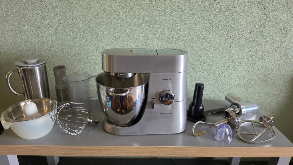 Goedwerkende Kenwood Major Titanium keukenmachine, 4 liter of meer, Ophalen, Gebruikt, 3 snelheden of meer