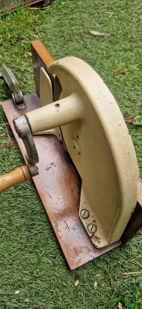 Vintage (jaren 30/50)handbediende broodsnijmachine(brocante), Antiek en Kunst, Ophalen of Verzenden
