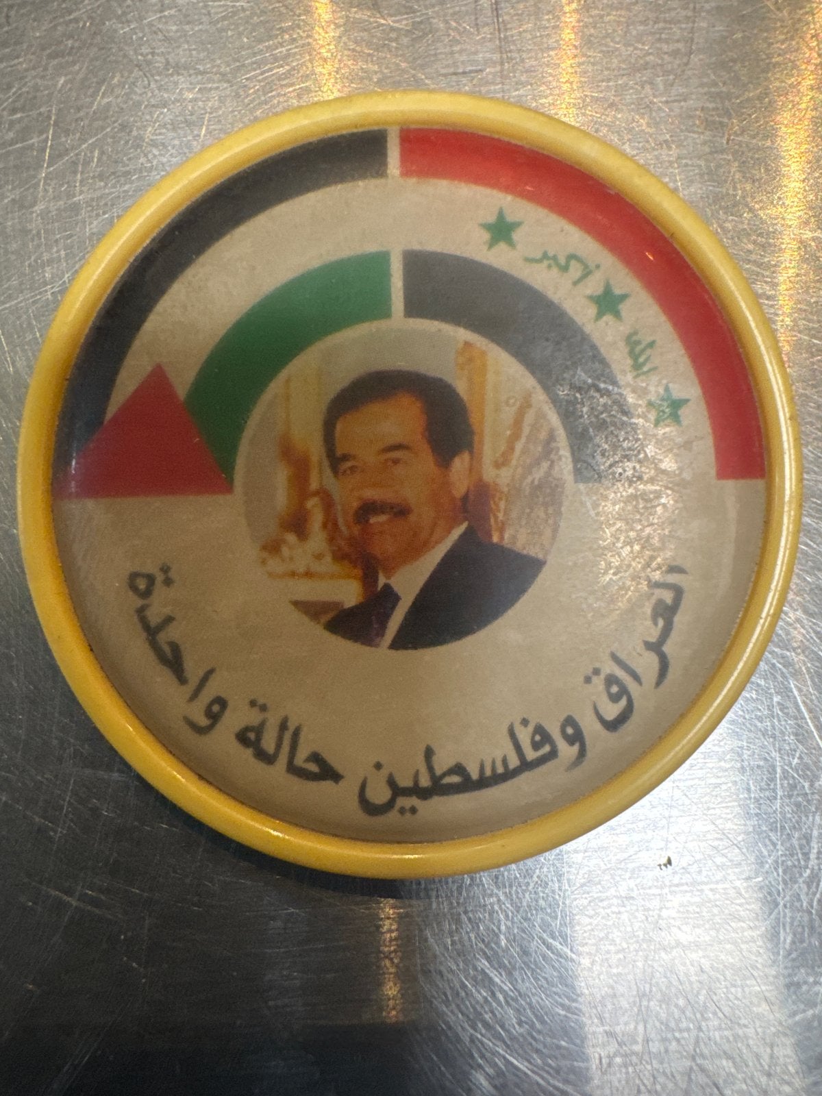 Vintage Saddam Hoessein Button/Speldje - Irak & Palestina, Ophalen of Verzenden, Gebruikt, Overige onderwerpen, Speldje of Pin