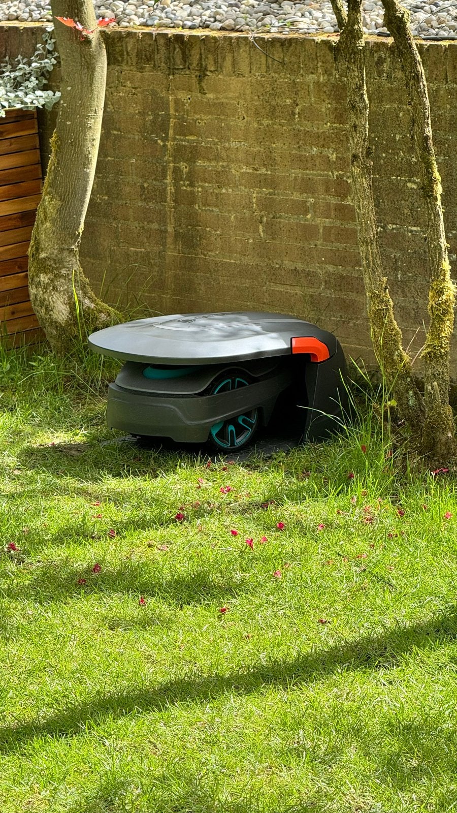 Gardena Sileno City 600 Robotmaaier met Garage, Ophalen, Zo goed als nieuw, 20 tot 25 cm