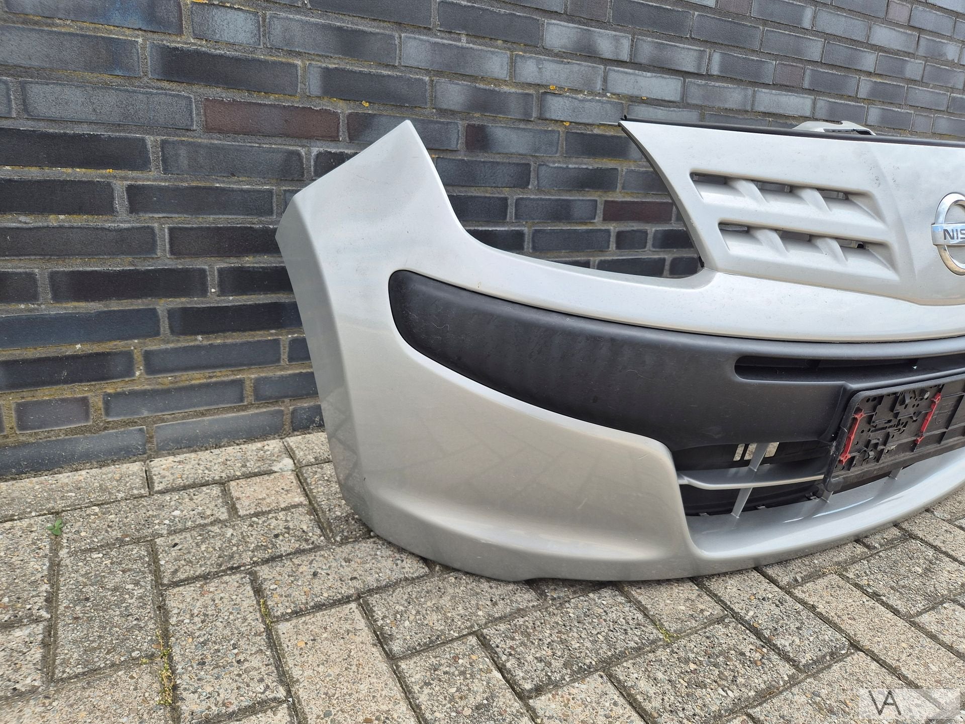 Voorbumper van Nissan Pixo 2009 - 2016 zilver plekje onder, Gebruikt, -, Voor, -