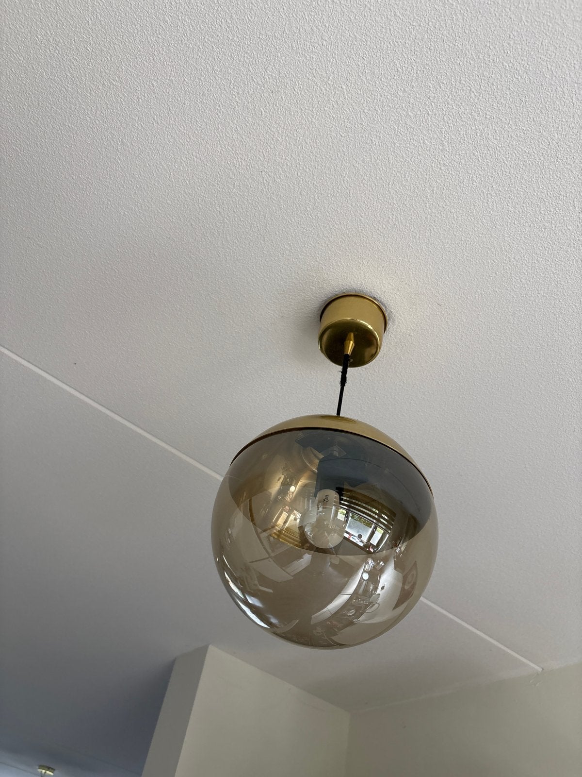Moderne hanglamp met glazen bol - Goud en rookglas, Ophalen, Zo goed als nieuw, Glas, E27 (groot)