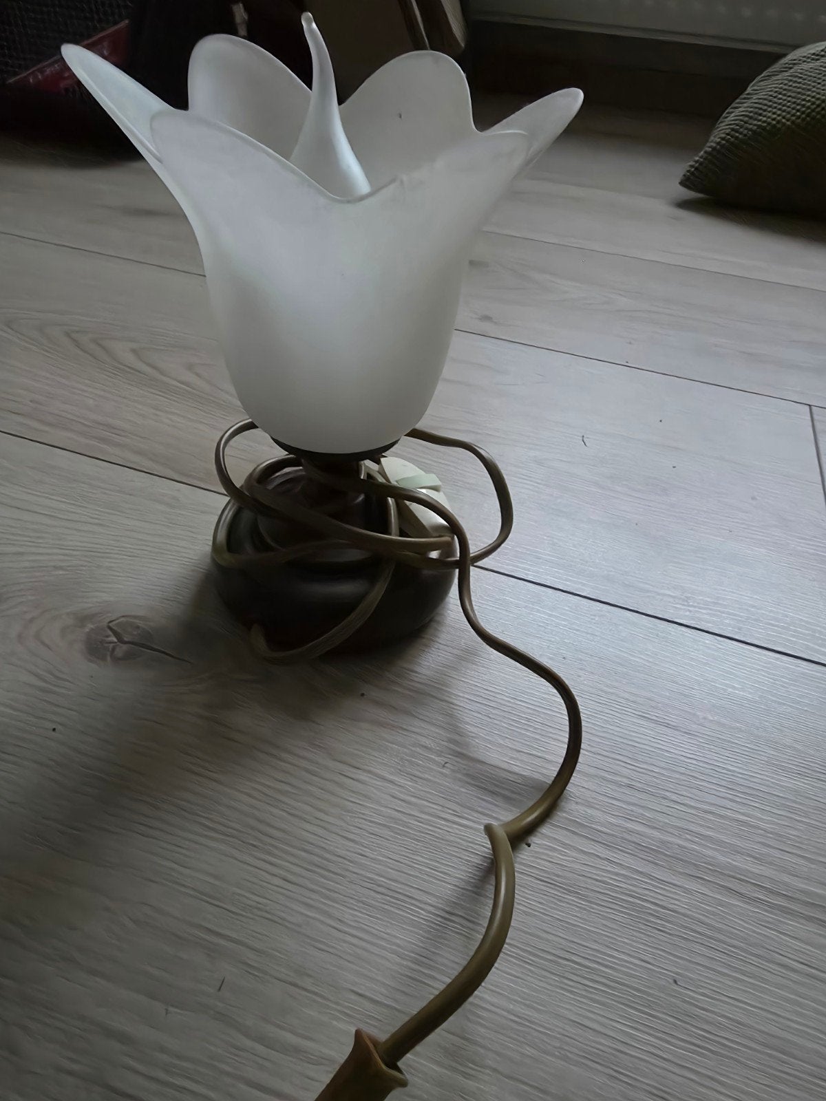 Decoratieve tafellamp met bloemvormige kap, Antiek en Kunst, Ophalen of Verzenden