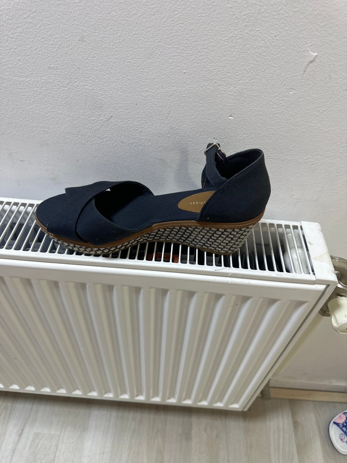 Tommy Hilfiger Sandalen met sleehak - Maat 39, Ophalen, Zo goed als nieuw, Blauw, Sandalen of Muiltjes