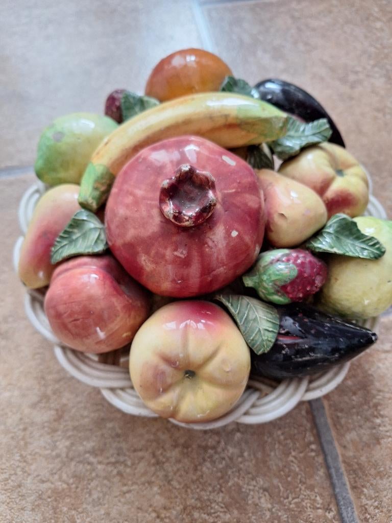 SCHAAL met fruit aardewerk, Gebruikt, Porselein of Keramiek, Schaal, Rond