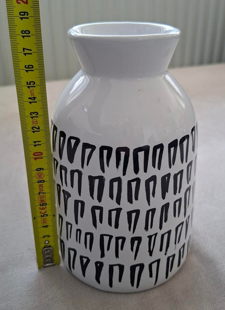 Witte vaas van Leenbakker, 18 cm hoog, als nieuw, Huis en Inrichting, Woonaccessoires | Vazen, Wit, Aardewerk of Porselein, Ophalen of Verzenden