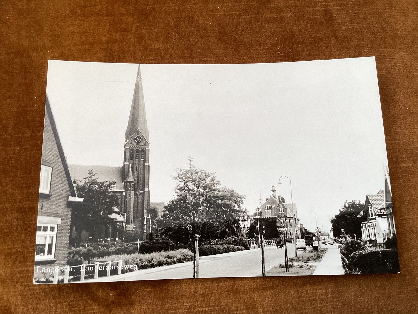Langeraar. Langeraarseweg. Auto, bakfiets, kerk., Ophalen of Verzenden, 1960 tot 1980