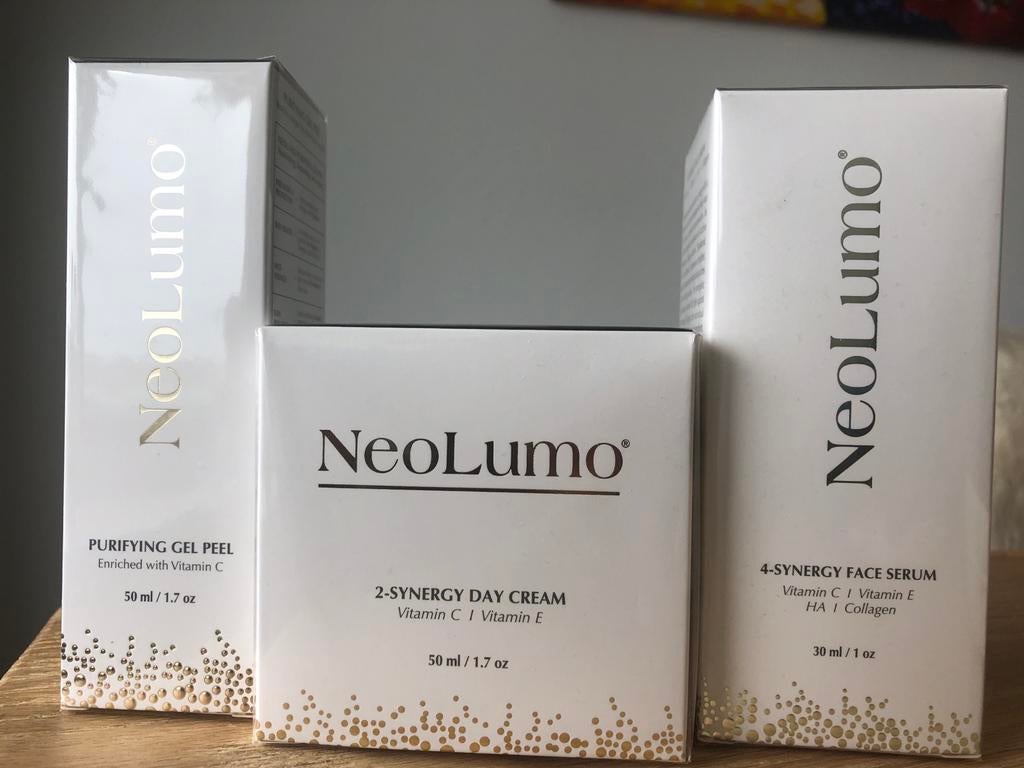 NeoLumo Gezichtsverzorgingset: Peel, Dagcrème & Serum, Ophalen of Verzenden, Nieuw, Gehele gezicht, Verzorging