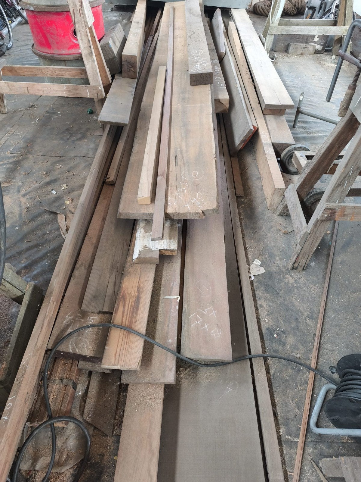 Partij massief hout — teak, mahonie, douglas e.a. — werf, Ophalen
