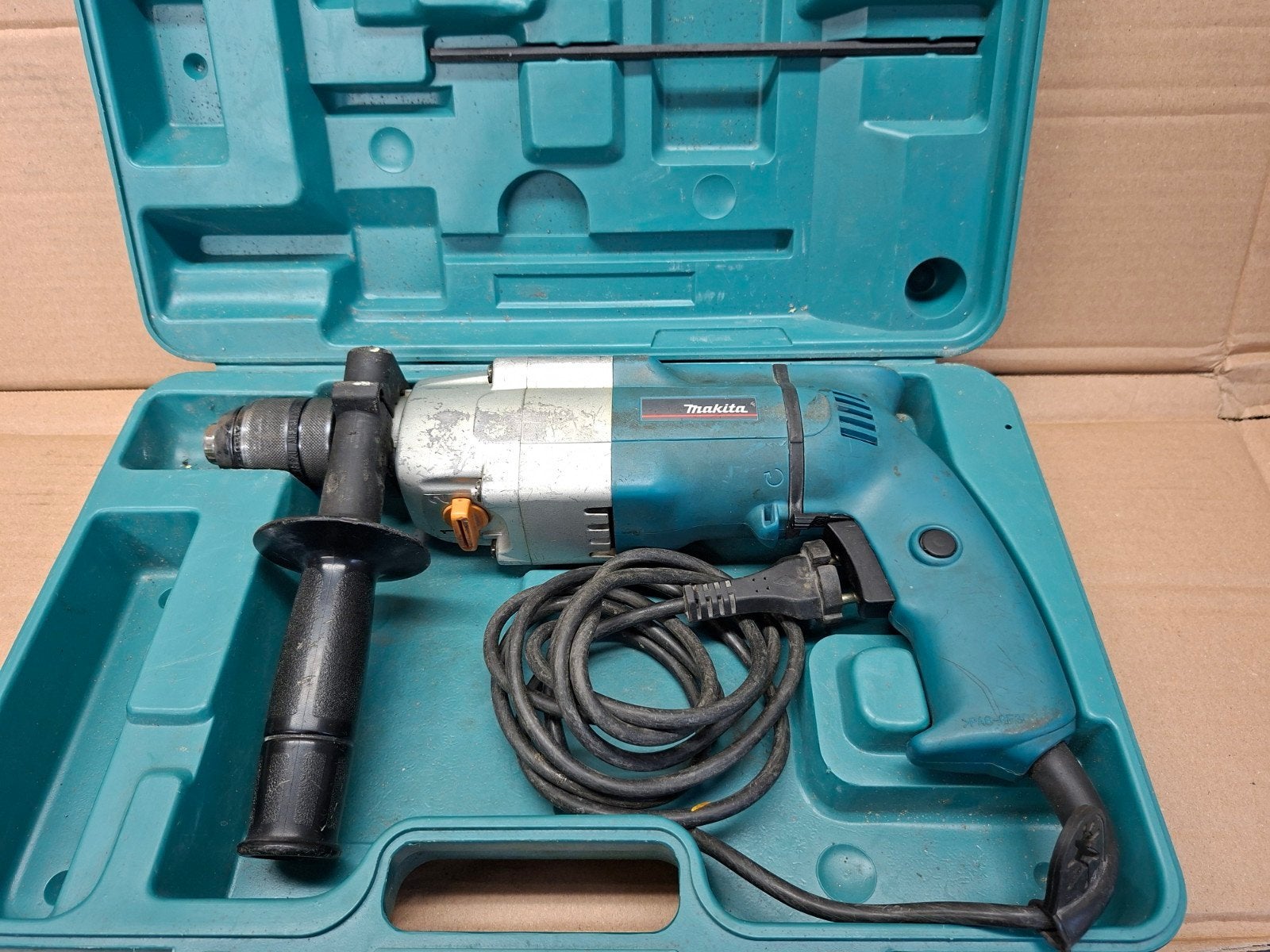 Makita klopboor HP2032 met koffer - 720W, Boormachine, Ophalen of Verzenden, Klopboormechanisme, Gebruikt