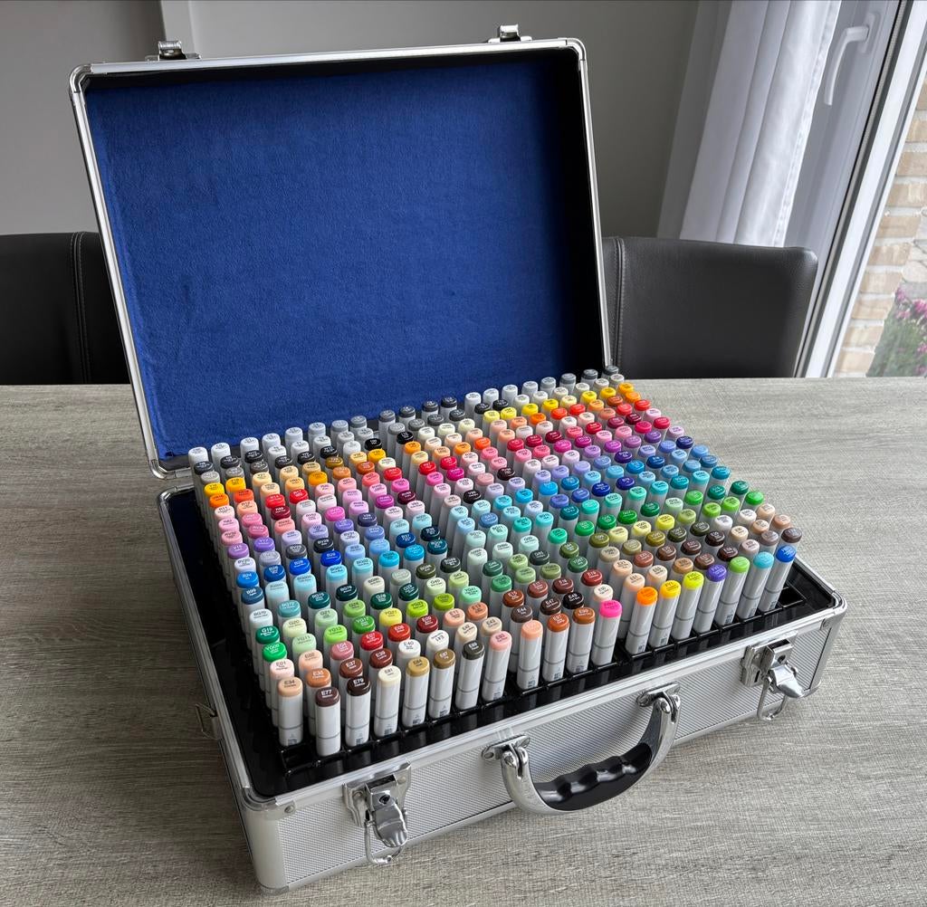 Copic Sketch Markers - Complete Set (358 kleuren) in koffer, Hobby en Vrije tijd, Tekenen, Ophalen, Zo goed als nieuw, Potlood of Stift