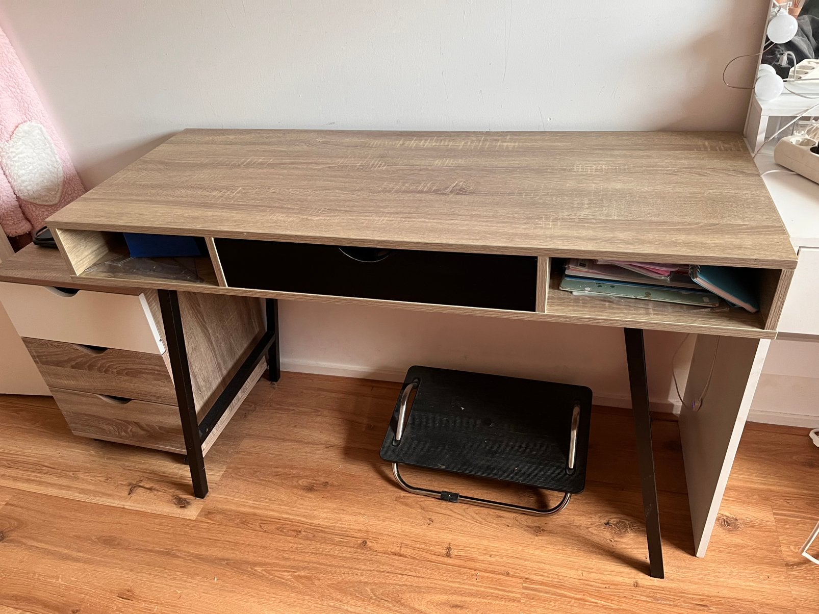 Mooie bureau met kast op willetjes, Ophalen, Zo goed als nieuw