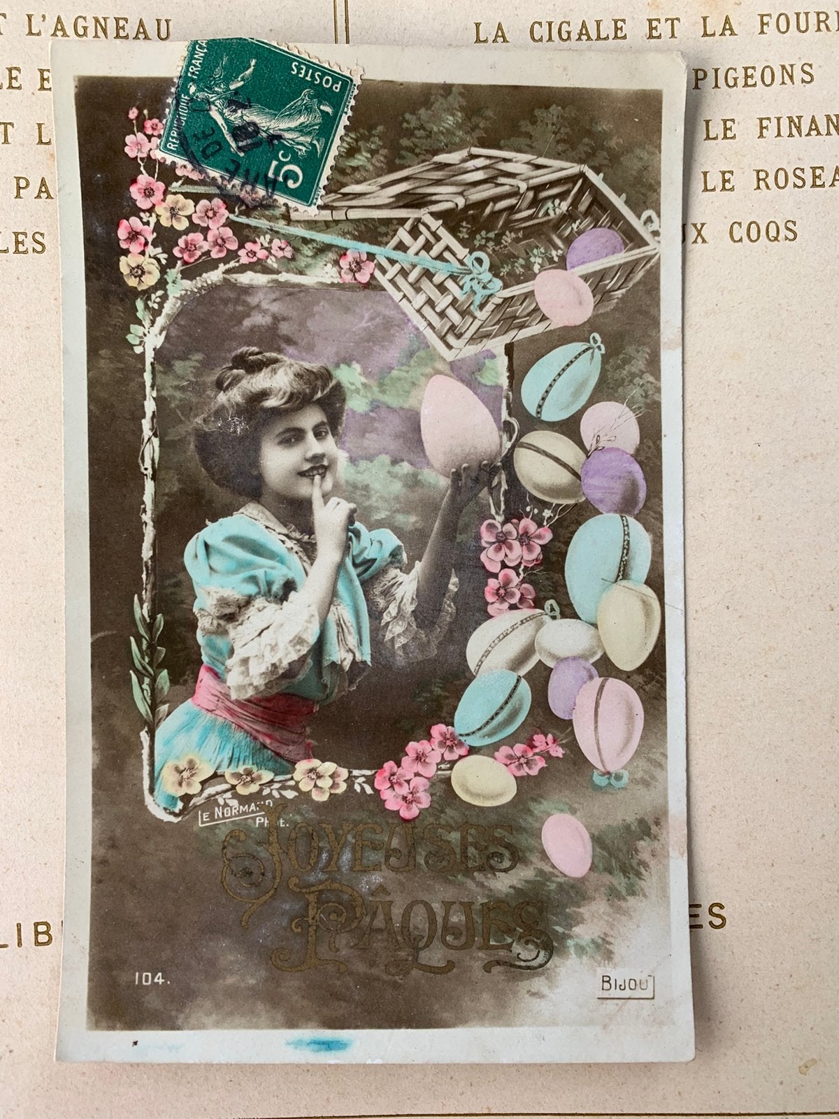 Joyeuses Pâques - dame met gekleurde paaseieren (EL), Ophalen of Verzenden, Voor 1920, Gelopen, Feest(dag)