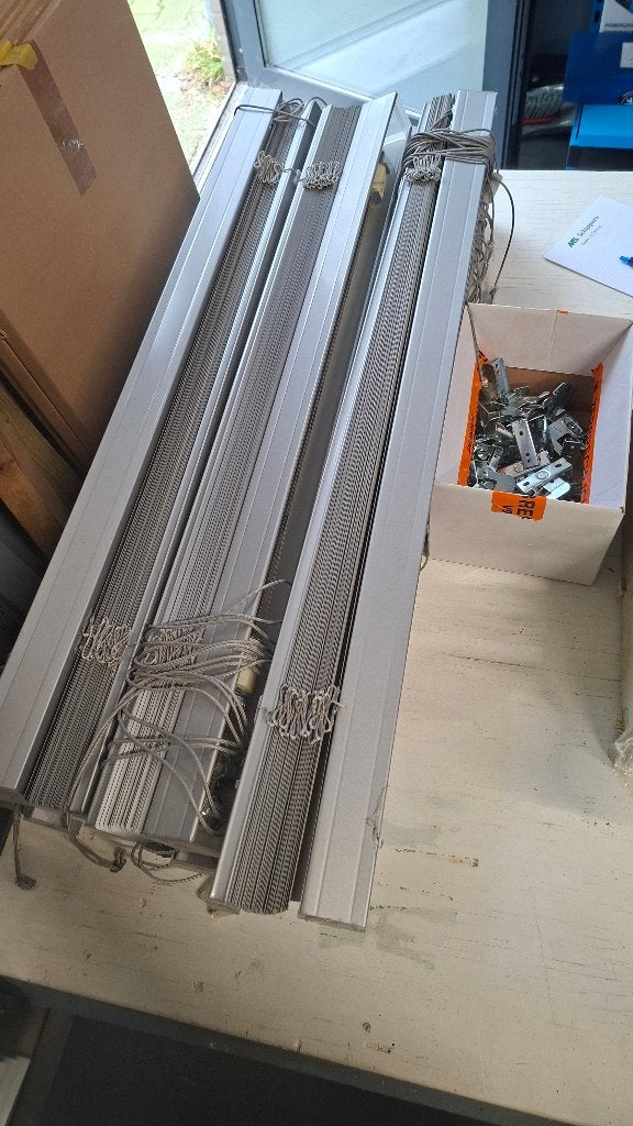 Diverse lamellen Aluminium jaloezieën Grijs 98,5cm Breed., Ophalen, Jaloezie, Overige merken, .