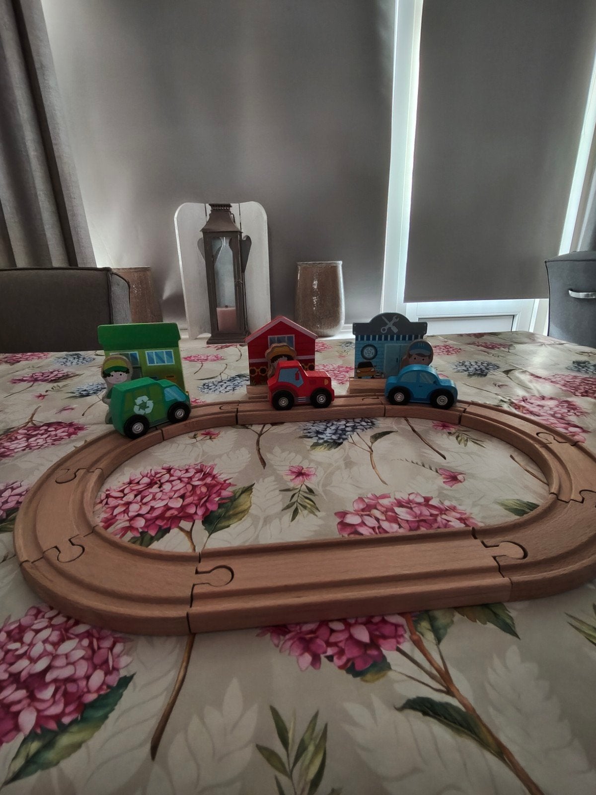 Houten treinbaan met voertuigen en gebouwen, Ophalen of Verzenden, Zo goed als nieuw