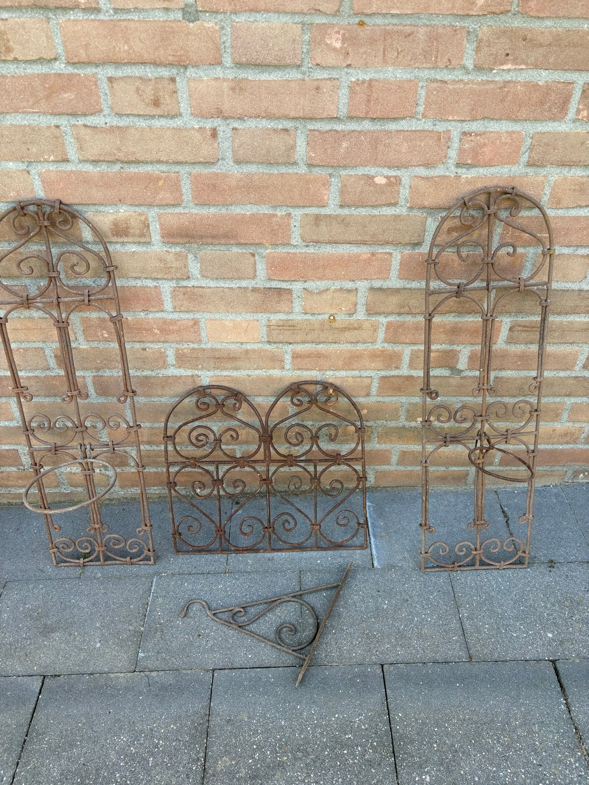 Metalen wanddecoratie, Ophalen