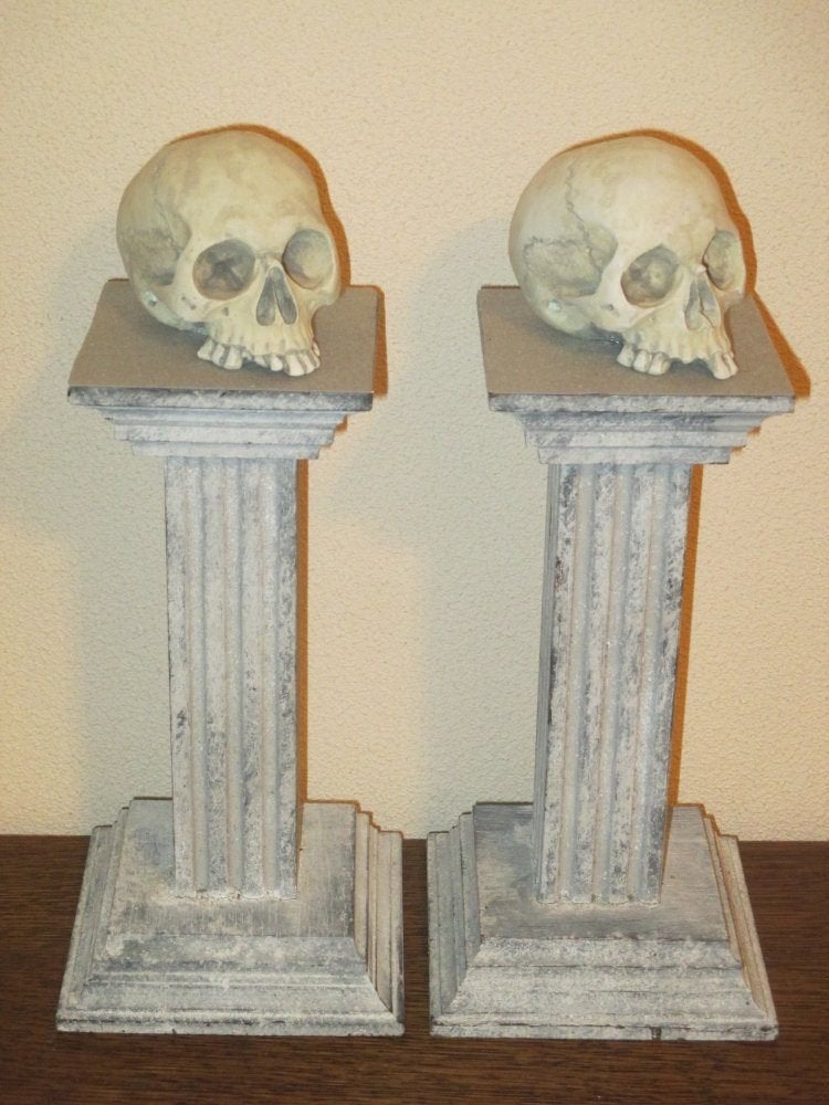 set van 2 schedeltjes op vintage zuiltjes, skulls on display, Ophalen of Verzenden, Zo goed als nieuw