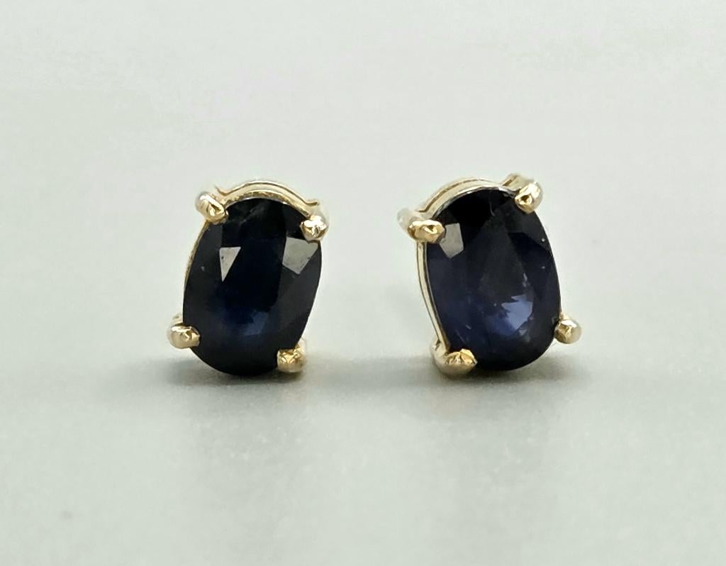 Gouden oorbellen met edelsteen saffier. 2026/317., Sieraden, Tassen en Uiterlijk, Oorbellen, Blauw, ., Ophalen of Verzenden, Zo goed als nieuw