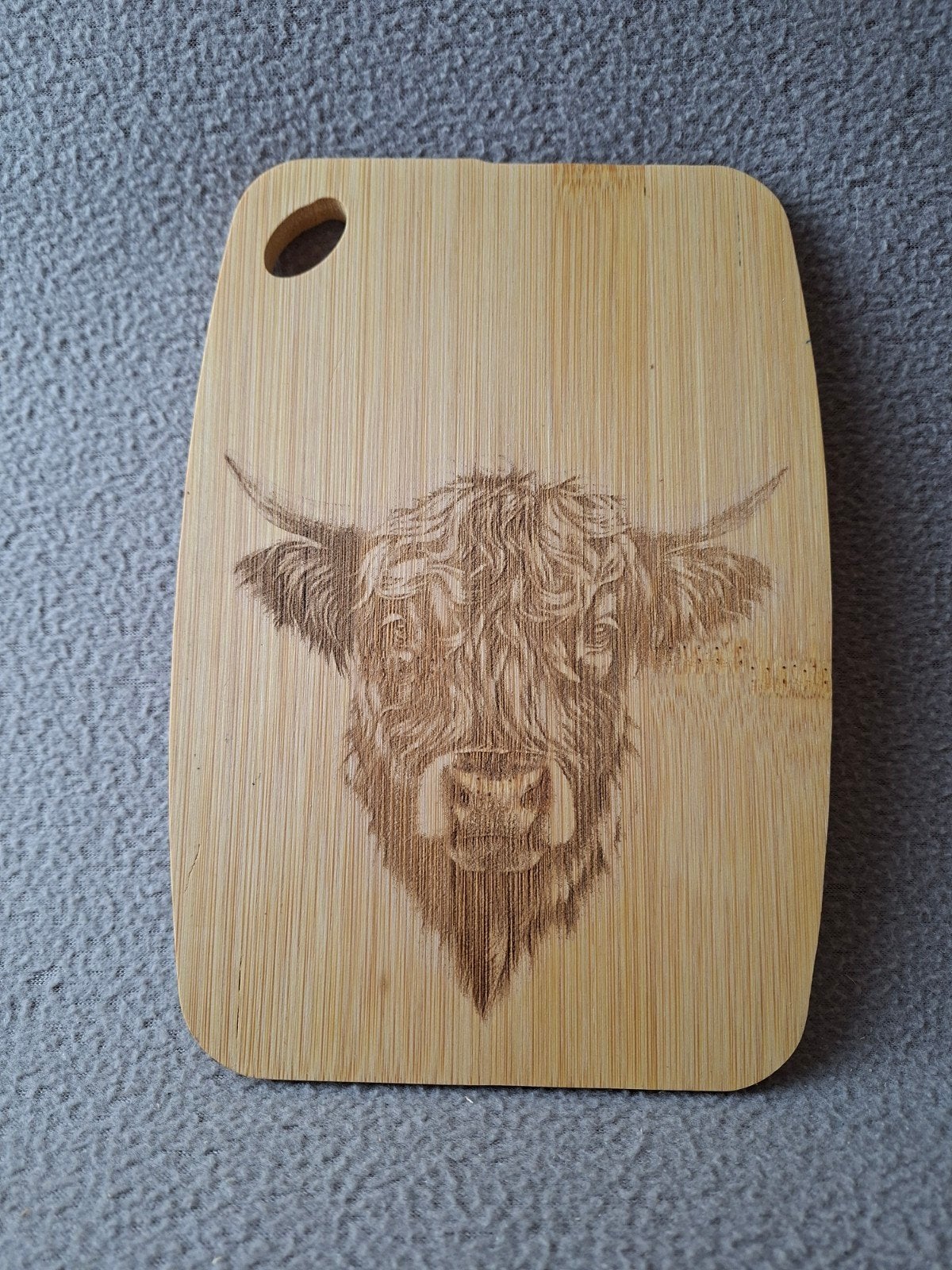 Bamboe snijplank met Schotse Hooglander gravure, Hout, Snij-/serveerplank, Ophalen of Verzenden, Zo goed als nieuw