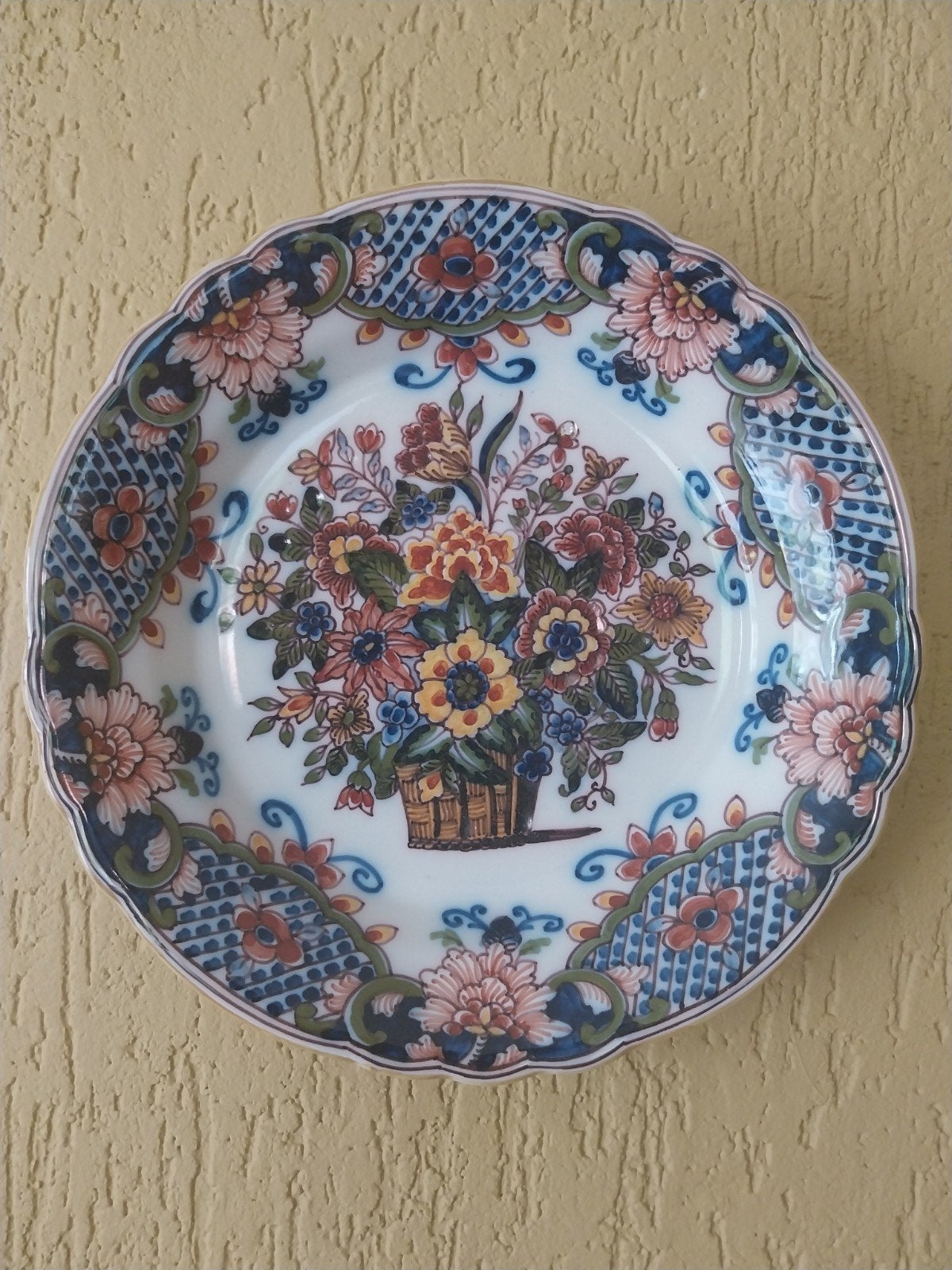 Makkumer Aardewerk Wandbord met Bloemenmand, Ophalen