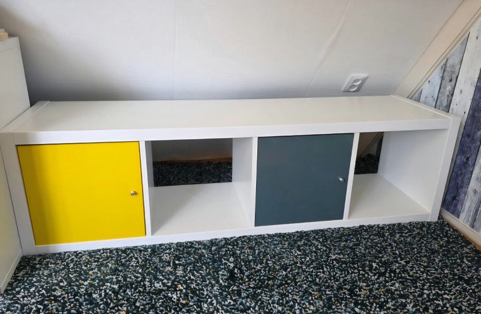 IKEA Kallax Kast met 2 deuren (geel en grijs), Huis en Inrichting, Kasten | Overige, Ophalen, Zo goed als nieuw