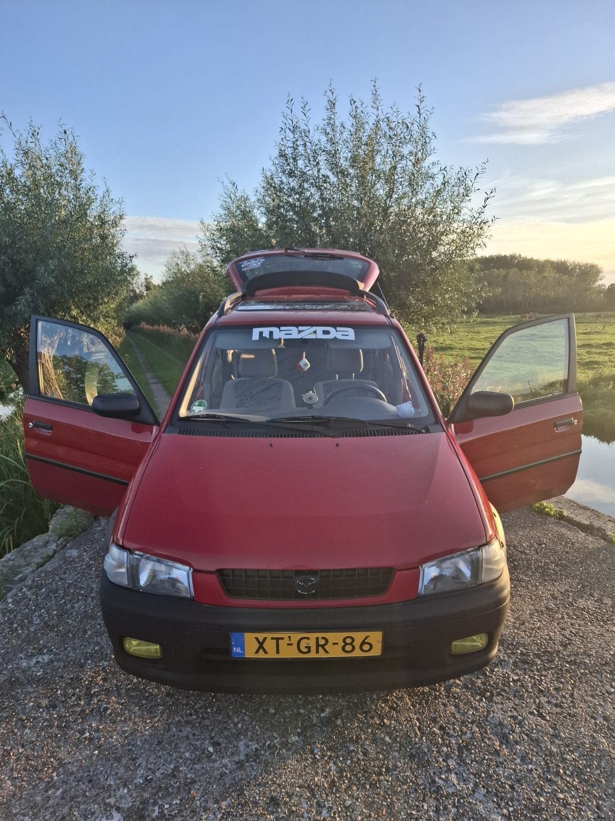 Mazda Demio 1.3 Comfort 1999 Rood