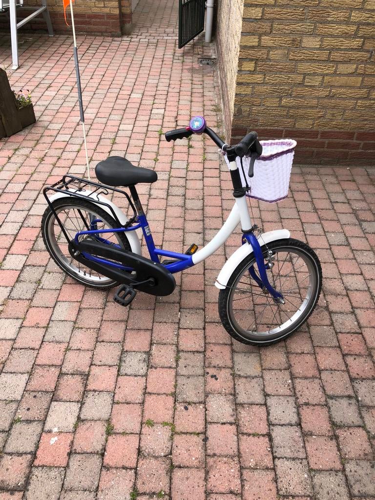 18 inch kinderfiets met vlaggetje - 5-8 jaar, Terugtraprem, Gebruikt, Ophalen of Verzenden, Handrem