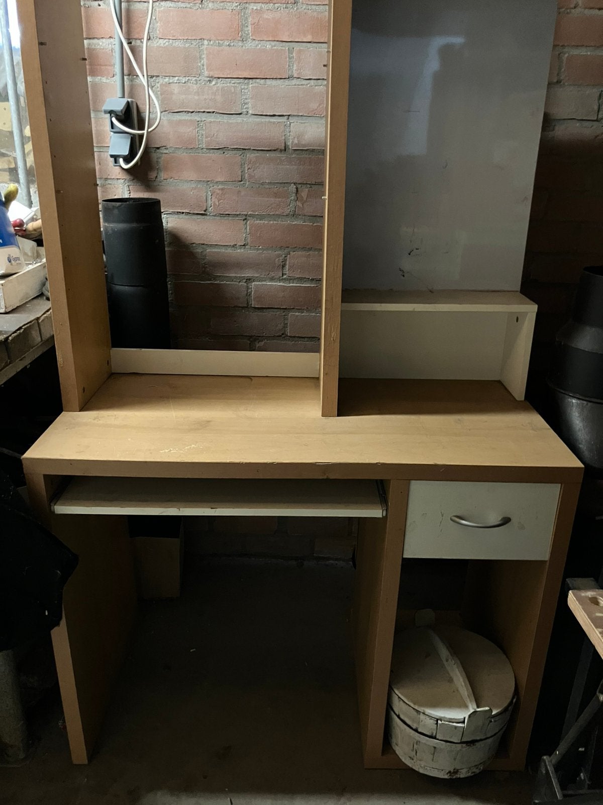 Bureau Mikael van ikea + 1 onderkant opknappertjes, Ophalen, Gebruikt, Hout, Overige typen