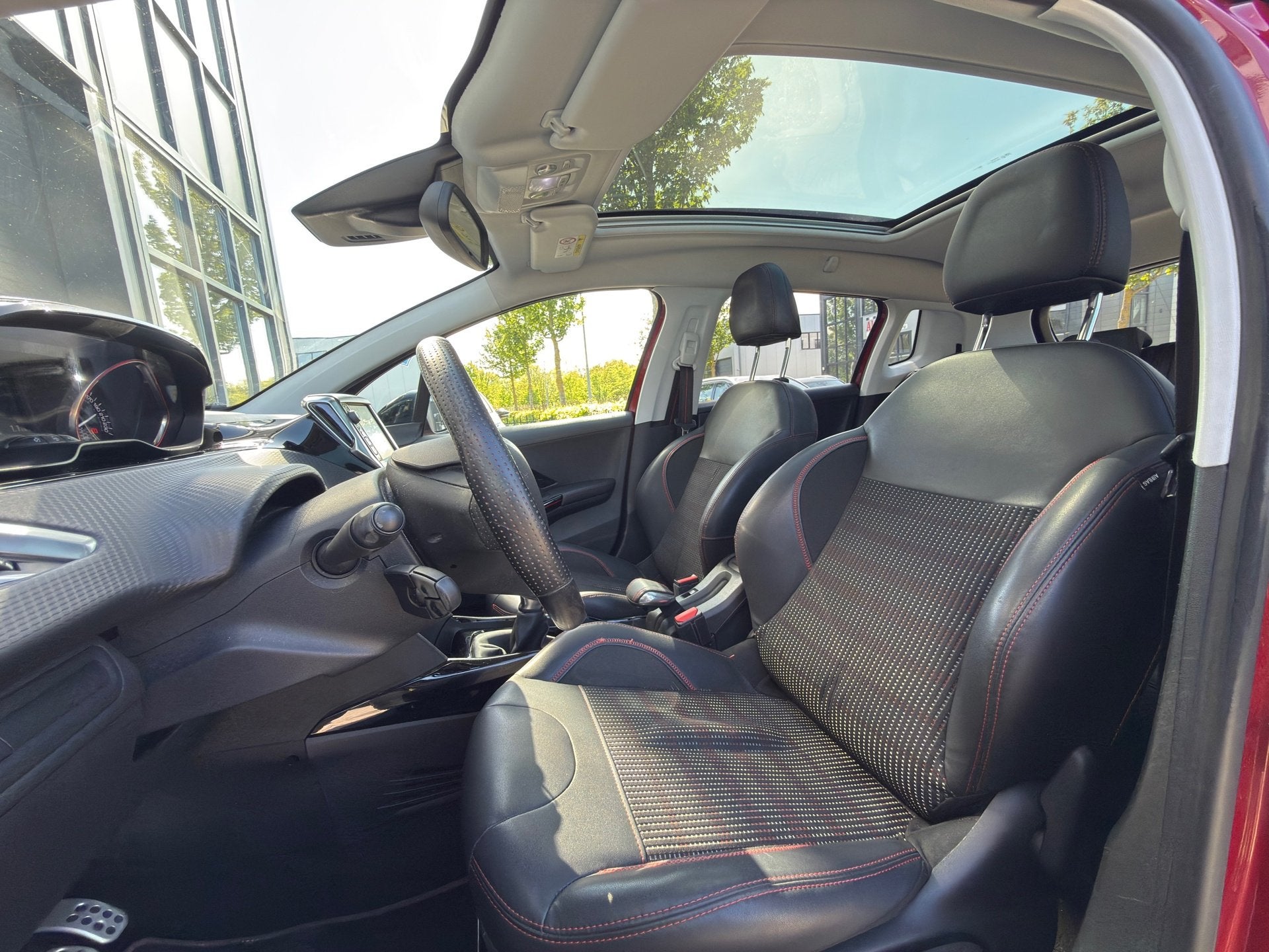 Peugeot 2008 1.2 PureTech GT-line / PANORAMADAK / TREKHAAK, Voorwielaandrijving, Euro 6, Origineel Nederlands, Bedrijf