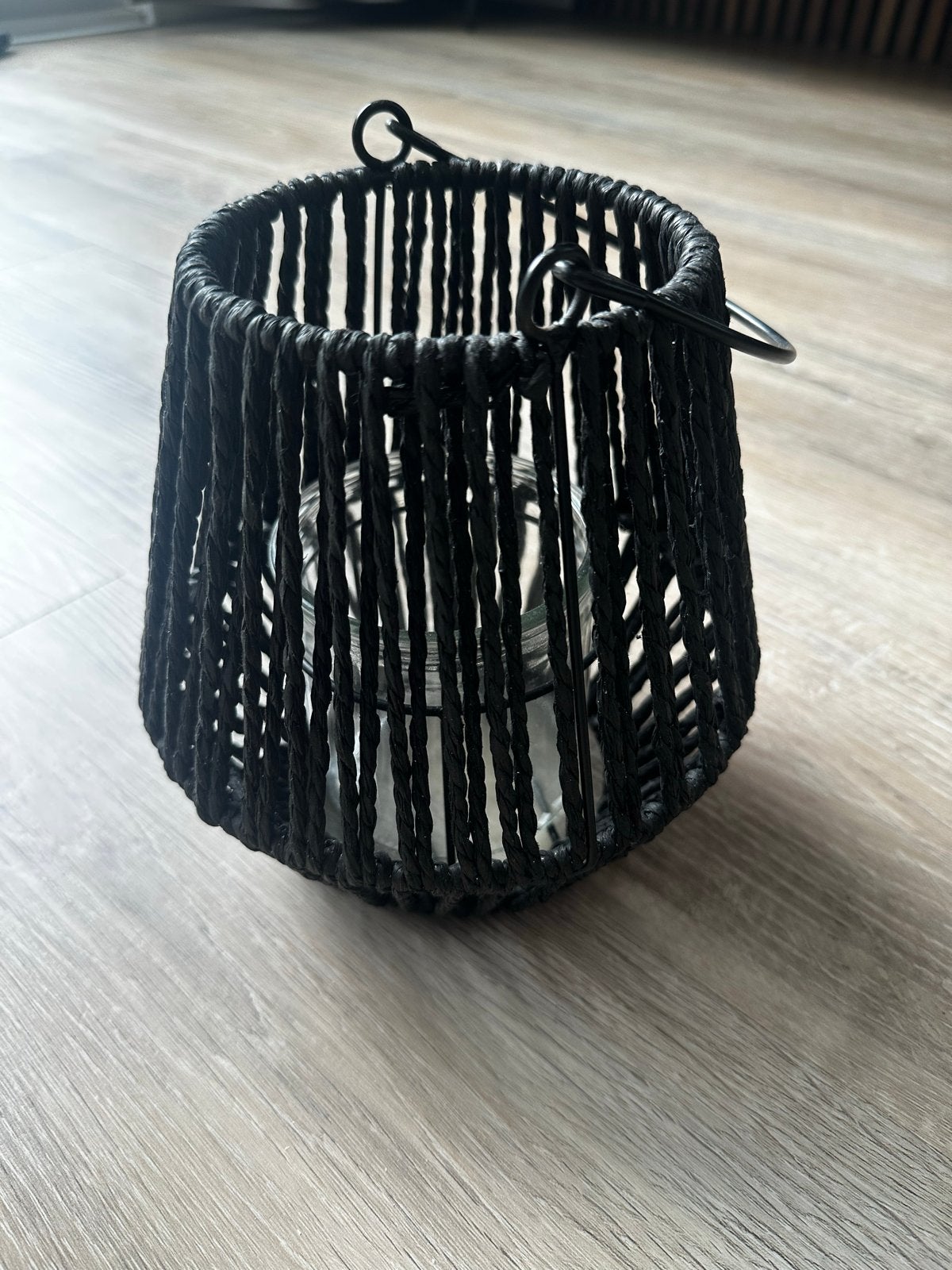 Zwarte rotan lantaarn met glazen houder, Huis en Inrichting, Lantaarn, Zwart, Natuurlijk materiaal, Ophalen of Verzenden