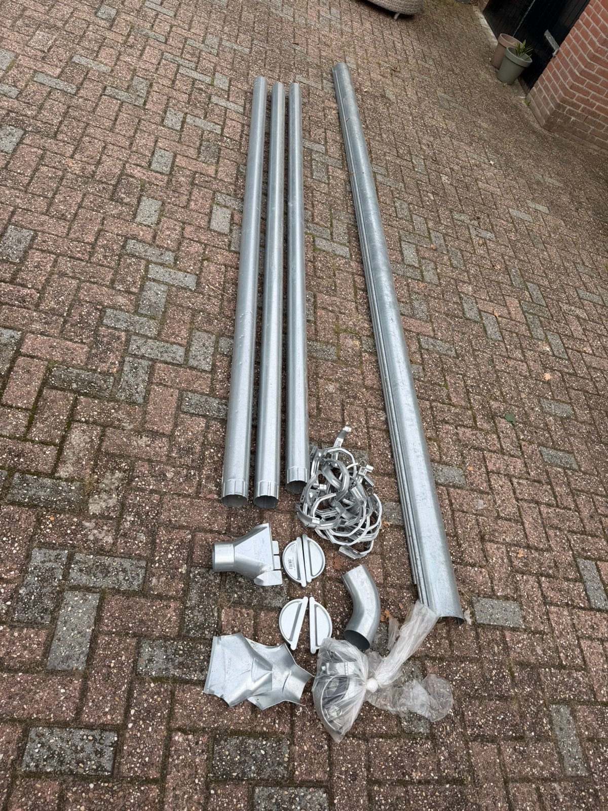 Verzinkte dakgoten 4m + regenpijpen 3m bevestigingsmateriaal, Ophalen, Overige materialen, 2 tot 4 meter, Zo goed als nieuw
