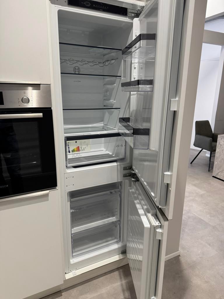 Showroomkeuken mat wit, eiken blad,  Bosch apparatuur, Huis en Inrichting, Keuken | Complete keukens, Wit, Hoekkeuken, Nieuw, Ophalen of Verzenden