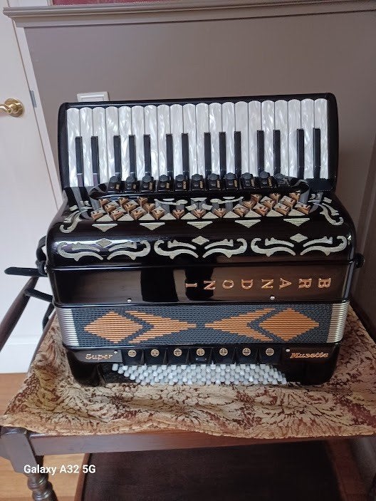 Accordeon....wie heeft of weet een topper 48 of 72 bas?, Muziek en Instrumenten, Overige merken, Overige formaten, Zo goed als nieuw