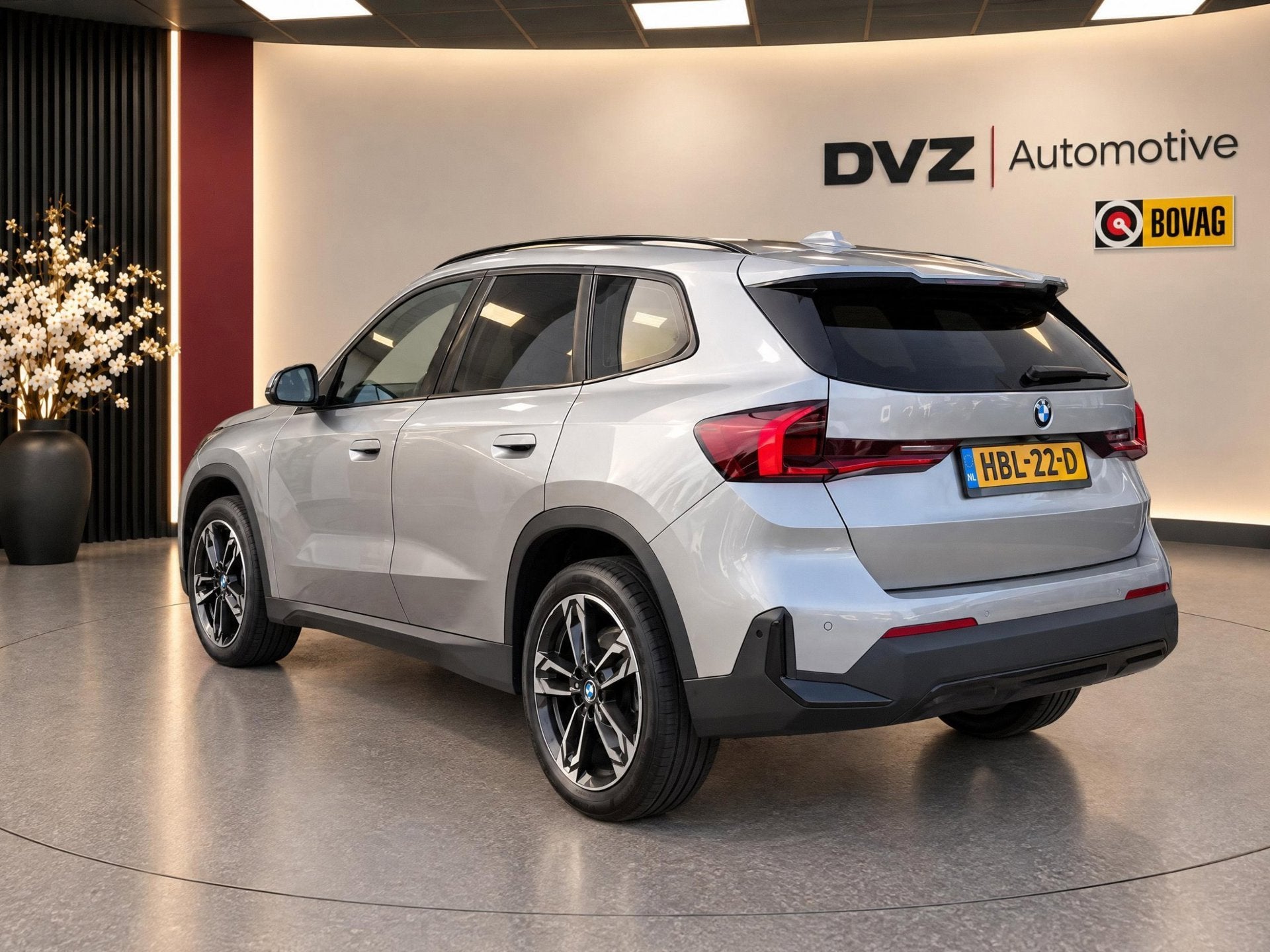 BMW X1 SDrive18i 136PK Aut. | Camera | Carplay | 19" M-Sport, Dealer onderhouden, 136 pk, Gebruikt, Met garantie (alle)
