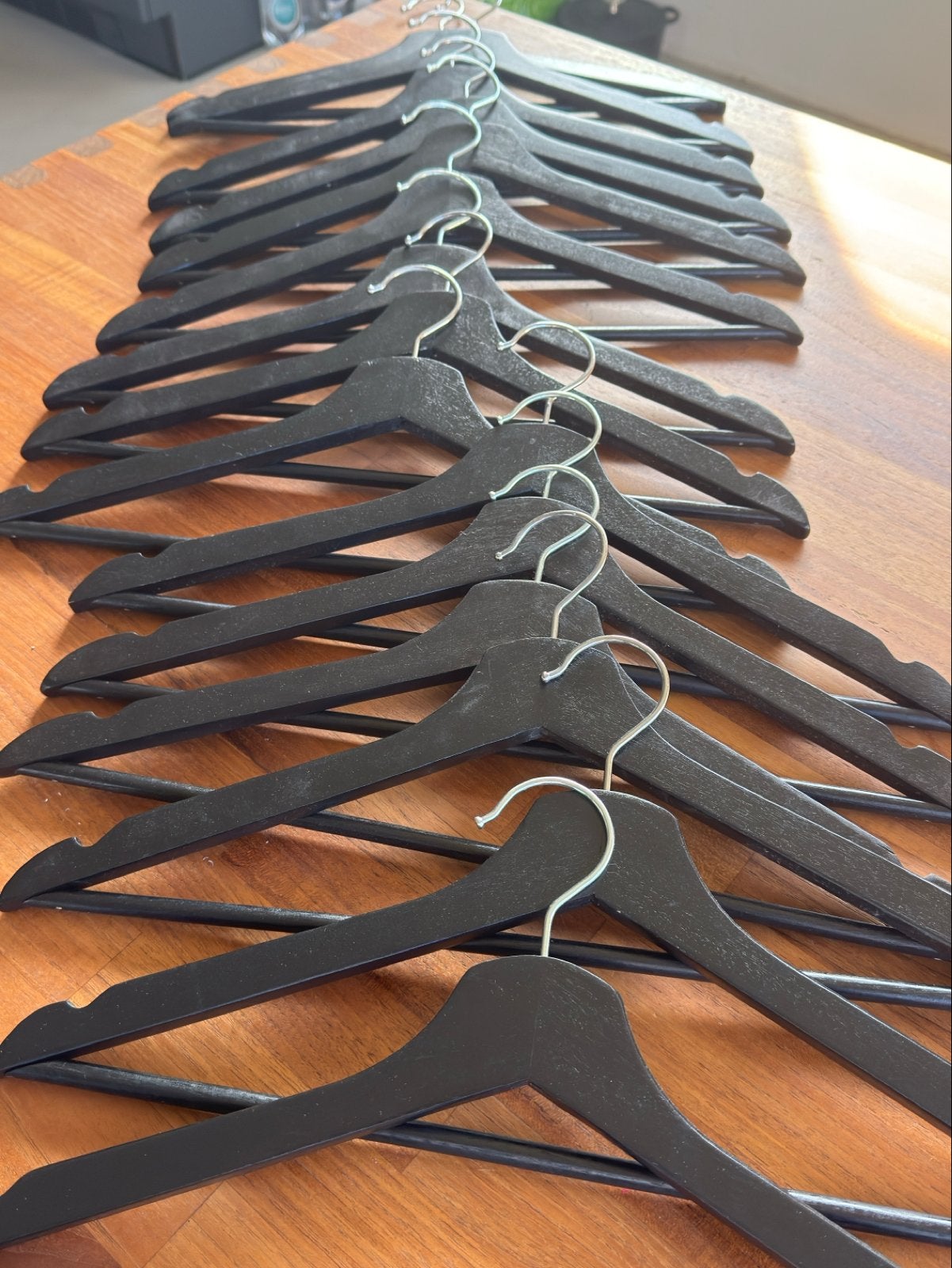 Zwarte houten kledinghangers - Set van 16, Ophalen of Verzenden, Gebruikt, Hout, Kinderen en Volwassenen