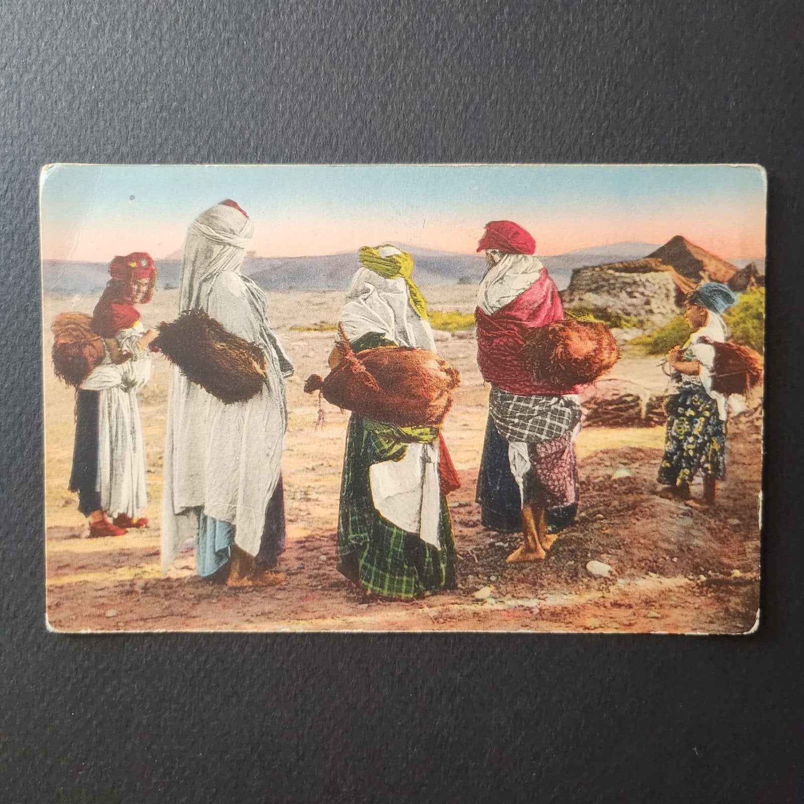 <1920 Ansichtkaart: Vrouwen dragen water, Noord-Afrika, Verzenden, Voor 1920, Gelopen, Cultuur en Media