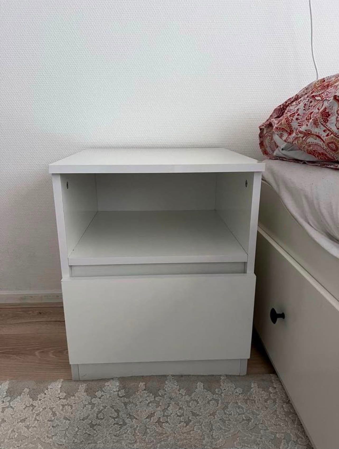 Nachtkastje wit hoogglans - Zo goed als nieuw, Huis en Inrichting, Slaapkamer | Nachtkastjes, Ophalen, Zo goed als nieuw, Minder dan 45 cm